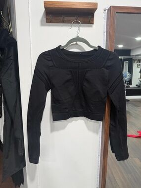 Fabletics Black Long-Sleeve Seam-Detail Crop Top Size Small
